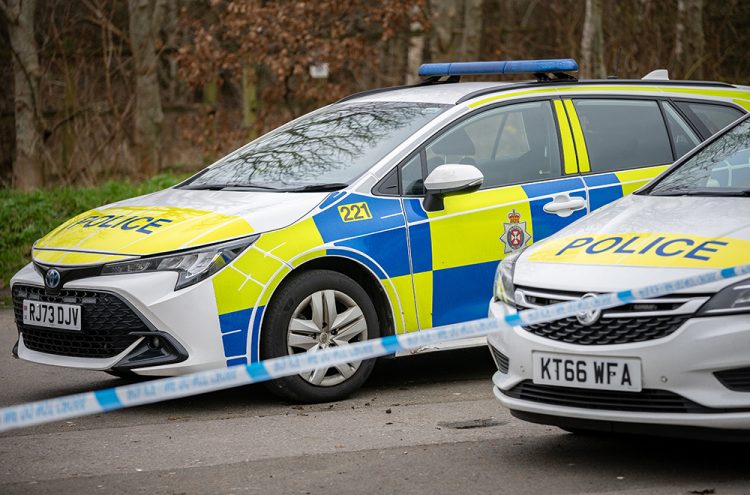 Woman falls to ground after attempted robbery in Swindon street
