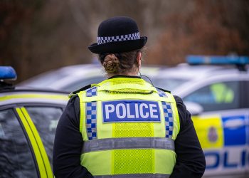 Woman falls to ground after attempted robbery in Swindon street