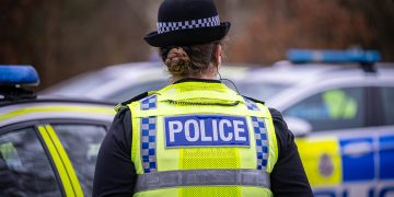 Woman falls to ground after attempted robbery in Swindon street