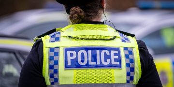 Woman falls to ground after attempted robbery in Swindon street