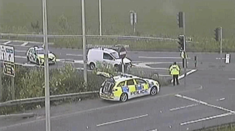 M4 closed in Swindon as suspected drink driver flees vehicle