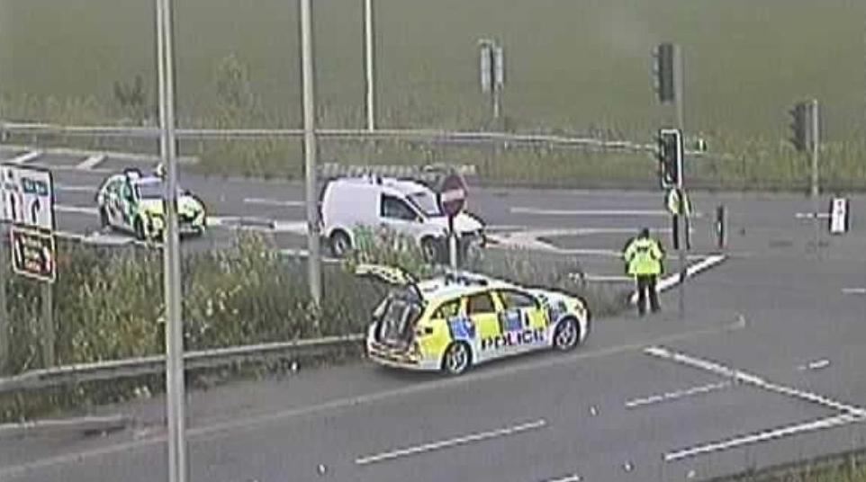 M4 closed in Swindon as suspected drink driver flees vehicle