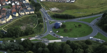 Police race to A350 roundabout after hot air balloon suddenly lands