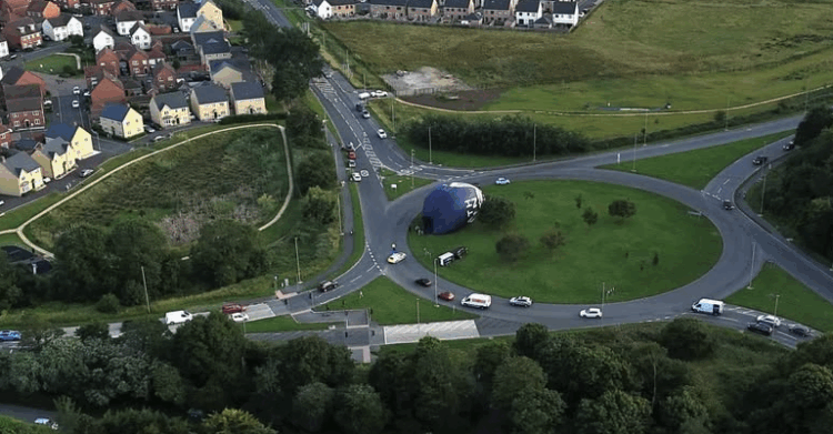 Police race to A350 roundabout after hot air balloon suddenly lands