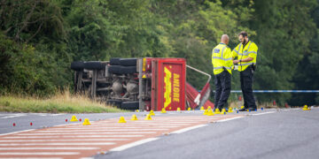 Six people injured and lorry overturns in dramatic A420 crash