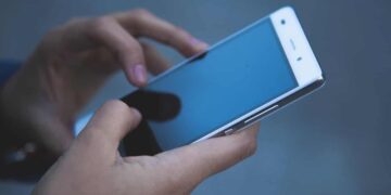 5 Ways Social Media Keeps You Entertained Without You Noticing