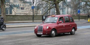 Different Ways of Traveling from Wiltshire to Luton Airport