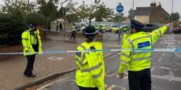 Horror scenes as man ‘stabs himself in chest’ in Swindon street