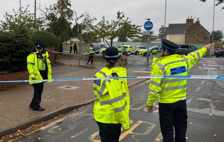 Horror scenes as man ‘stabs himself in chest’ in Swindon street