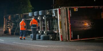 A350 near M4 closed after lorry overturns in Chippenham crash