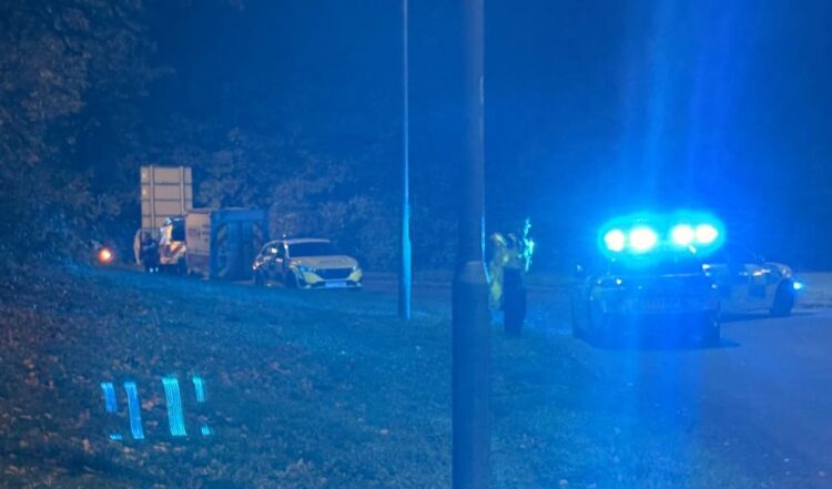 Police close busy Swindon road with officers focused on woodland