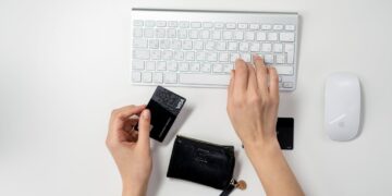 The Digital Wallet Generation: How Young Adults Are Redefining Spending