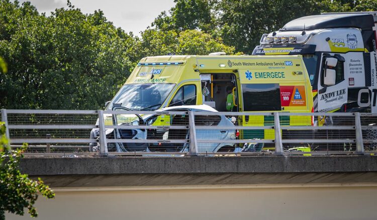 A419 in Swindon closed after serious crash involving car and van