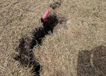 Massive dirty crack opens up in Swindon prompting council warning