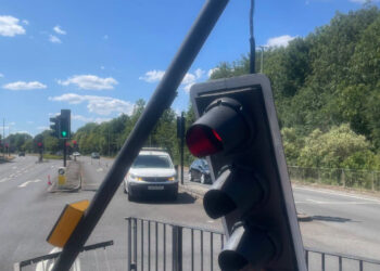 Dramatic crash leaves Thamesdown Drive traffic lights damaged