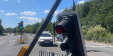 Dramatic crash leaves Thamesdown Drive traffic lights damaged