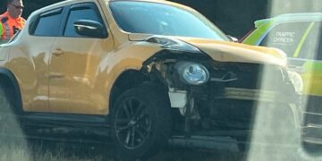 Major delays as car mounts central reservation on A419 in Swindon