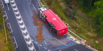 Royal Mail lorry overturns in dramatic crash on Swindon M4 junction