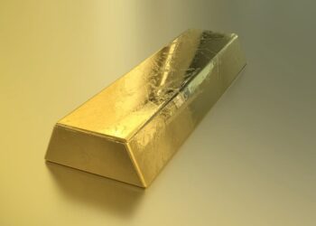 Trio charged after ‘men take £500K gold posing as Barclays fraud team’
