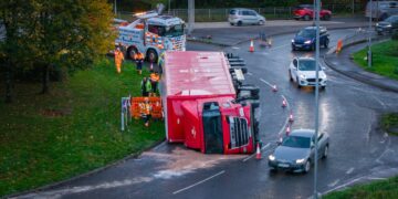 Royal Mail lorry overturns on busy A350 roundabout in Chippenham