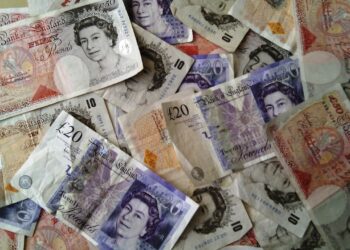 Dog walker finds ‘significant quantity of cash’ near A419 in Swindon